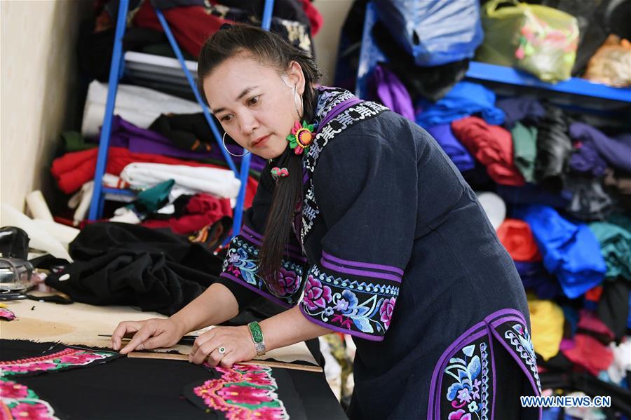 Pic story of inheritor of embroidery of Yi ethnic group in SW China's Yunnan