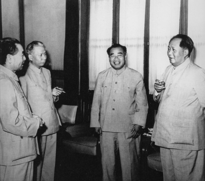 1956年6月，周恩来和毛泽东、刘少奇、朱德在中南海怀仁堂。