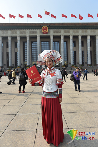 Nong Fengjuan: Female Toll Collector Serves Drivers with a Smile in S China's Guangxi