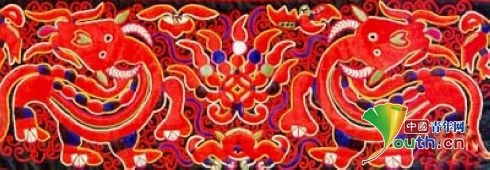 Curator Inherits, Innovates Miao Ethnic Embroidery