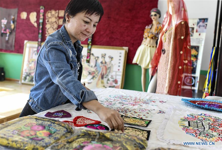 Pic story of embroiderer in NW China's Xinjiang