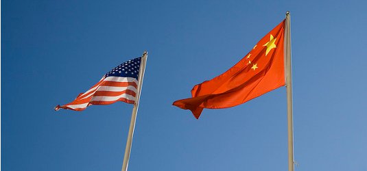 File photo shows national flags of China and the United States. (Xinhua)