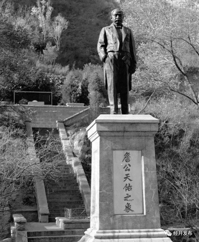 1919年,詹天佑逝世,人们在青龙桥站建了一座詹天佑全身铜像,以纪念