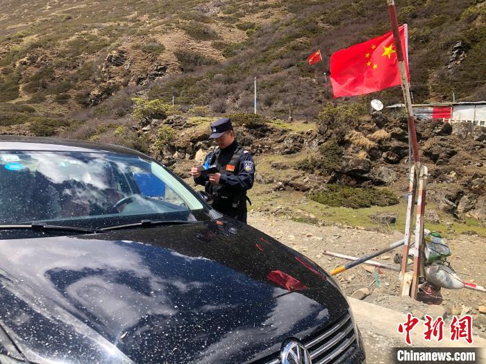 图为扎日边境派出所民警刘青正在检查过往车辆(资料图)。 山南边境管理支队 供图 摄