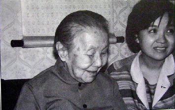 方素珍与冰心合影。方素珍憾叹“冰心赠吻”一幕没有被抓拍到。(《中国新闻》报 发/受访者供图)