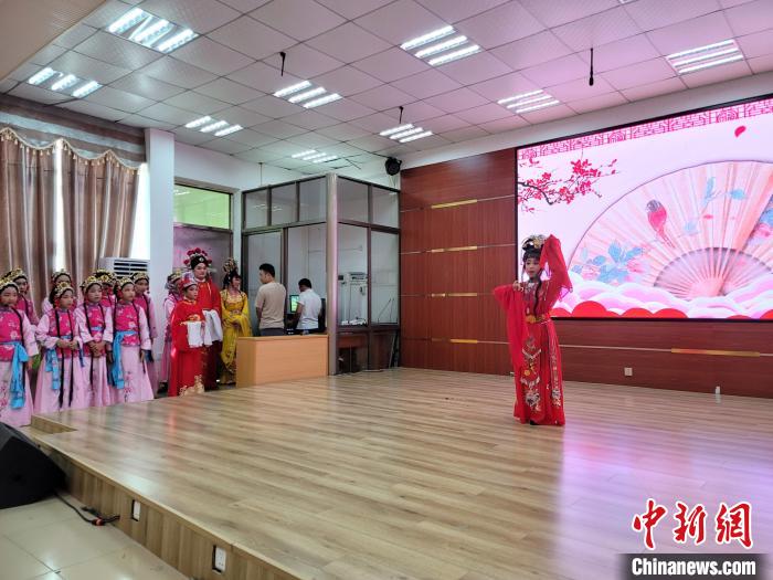 海南琼海：琼剧演员“胚子”在乡镇小学孵化