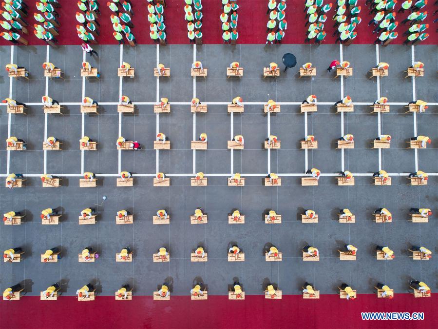 Craftsmen demonstrate skills of making wooden crafts in east China's Zhejiang