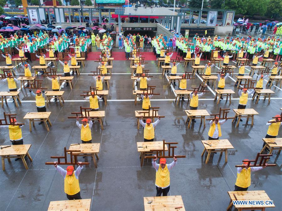 Craftsmen demonstrate skills of making wooden crafts in east China's Zhejiang