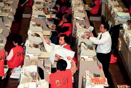 p30 1998年8月28日，恒指期货合约结算日，香港特区政府投入巨额资金，与国际炒家展开将近一年的“金融保卫战”，终在当天收盘钟声响起那一刻，宣告获胜。 新华社