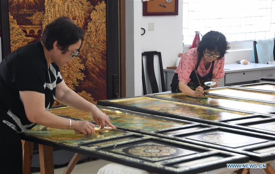 CHINA-BEIJING-GOLD INLAID LACQUER INHERITOR (CN)