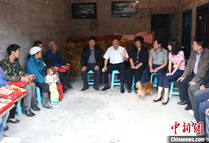 图为九三学社重庆市委会相关负责人与大水村村民交流。九三学社重庆市委供图