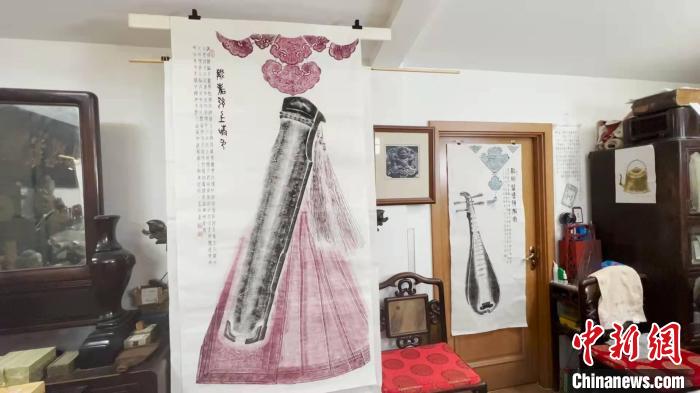 山西太原，传拓匠师陈旭致力于将传拓技艺融入现代生活，让文化遗产“活”起来。 张立程 摄