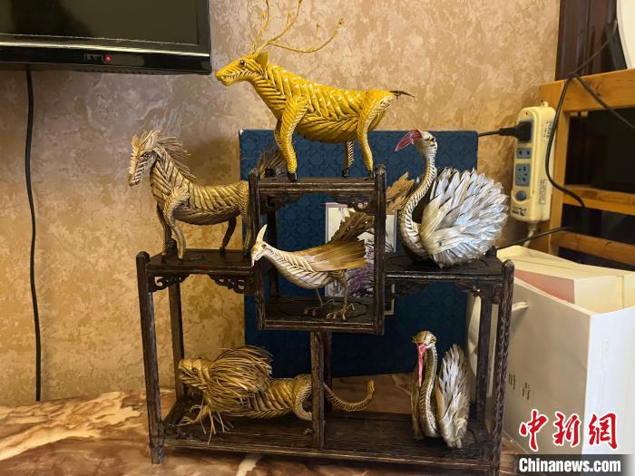 陈金蓉家中一角，随处可见的动物棕编。 王利文 摄
