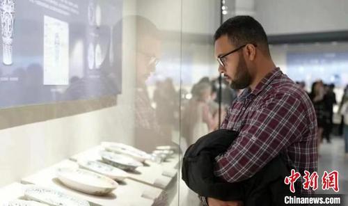中国侨网图为麦迪正在参观青花瓷。 受访者供图