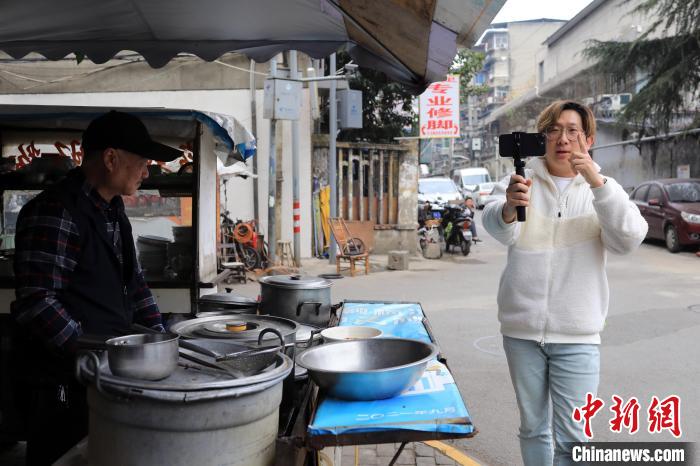 在成都某老社区寻觅美食的朴大一。 王磊 摄