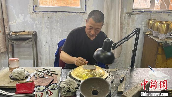 手工匠人们正在赶制一批铜器。 杨静 摄