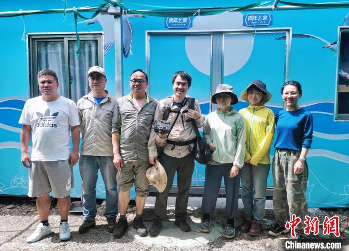 丁鹏(左二)、范忠勇(左三)与志愿者及工作人员在鸟岛上合影。 王逸飞 摄