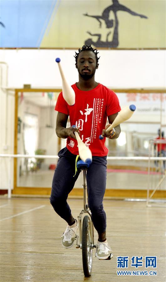 Overseas students practice acrobatics at the Wuqiao Acrobatic Art School in Cangzhou, Hebei Province, on Monday, May 20, 2019. [Photo: Xinhua]
