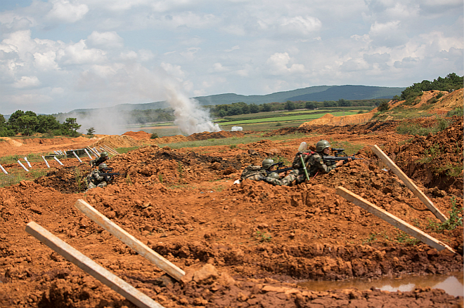 7a-红蓝双方利用激光交战系统进行实兵对抗6_meitu_7