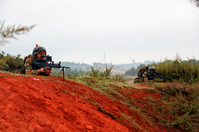 11a-红蓝双方利用激光交战系统进行实兵对抗1_meitu_11