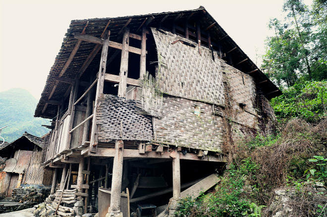 洪江村传统的干栏式老建筑逐渐被废弃-a